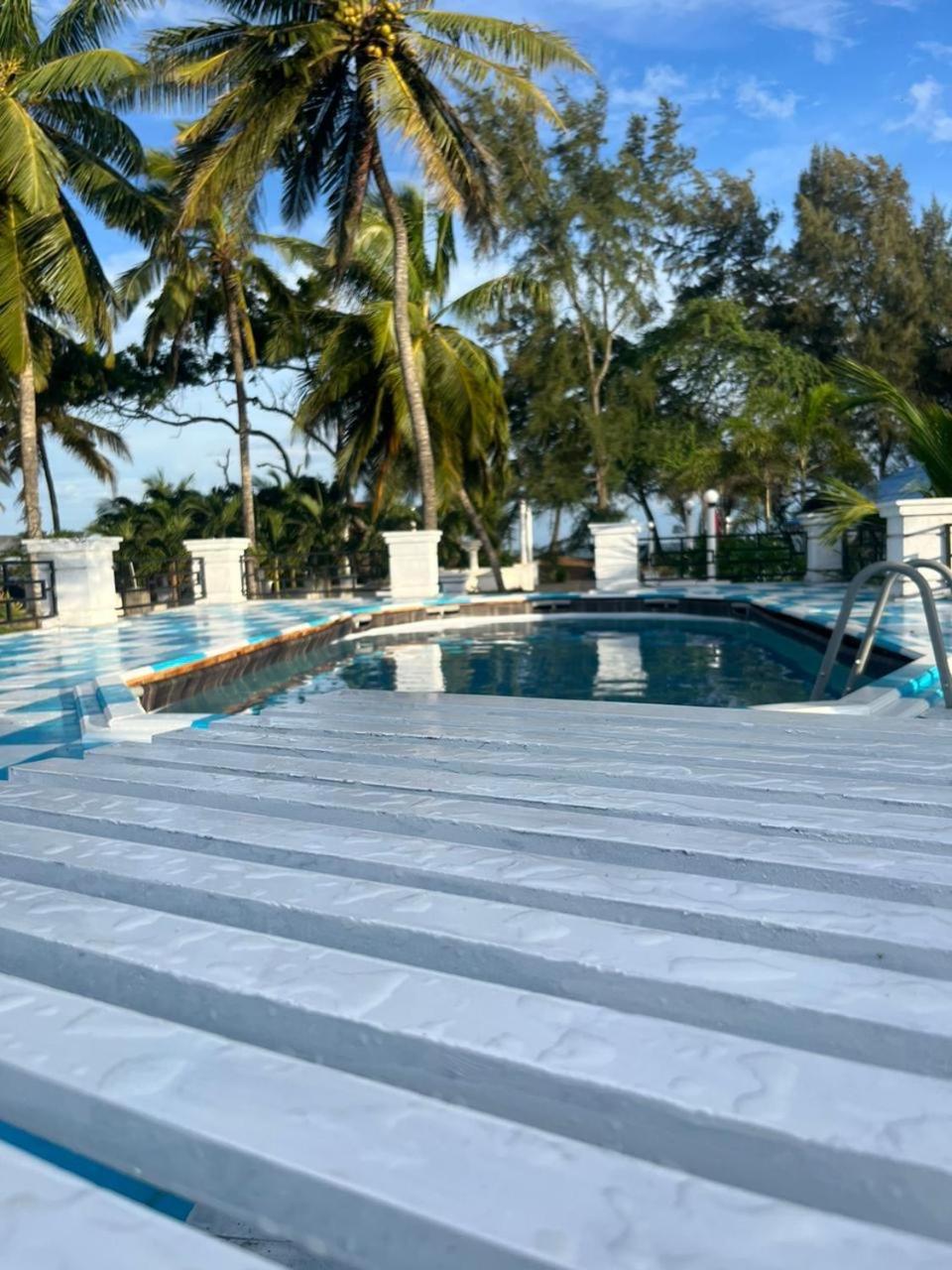 Ceylonta Beach Resort And Spa Hambantota Bagian luar foto